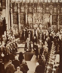 Kung Edward VIII stänker jorden på sin fars kista, 1936