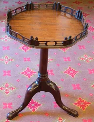 Ett George III stativbord (mahogny)