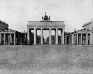 Brandenburger Tor i Berlin i Tyskland (s/v foto)