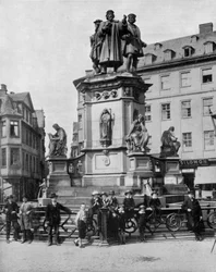 Monument till minne av Gutenberg (v.1397-1468) tysk uppfinnare av tryckpressen, Frankfurt (s/v foto)