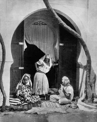 Grupp av moriska kvinnor, Algeriet, ca 1890, foto av John Lawson Stoddard (1850-1931), resenär och föreläsare, utbildningspublikation för Chicago