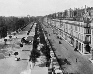 Rue de Rivoli i Paris, till vänster Tuilerieträdgården, i bakgrunden Triumfbågen, omkring 1900