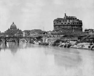 San Angelo slott och bro över floden Tibern, i bakgrunden: basilikan Saint Peter i Rom (s/v foto)
