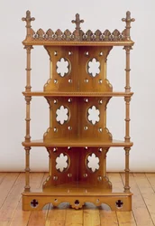 Snidade och förgyllda gotiska hörn What-Not, c.1860 (valnötsträ)