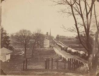 Tåg med armévagnar på väg in i Petersburg, Virginia,april 1865 (foto)