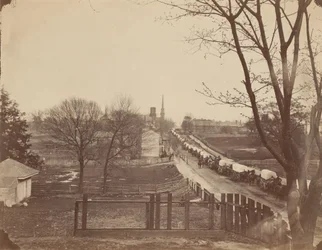 Tåg av armévagnar in i Petersburg, Virginia, april 1865.