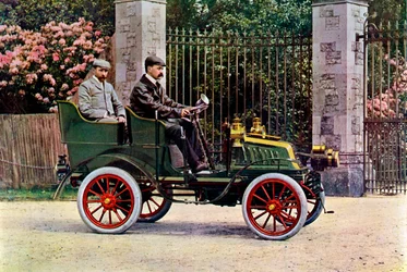 Två edvardianska herrar sitter i en bil, 1902-1903