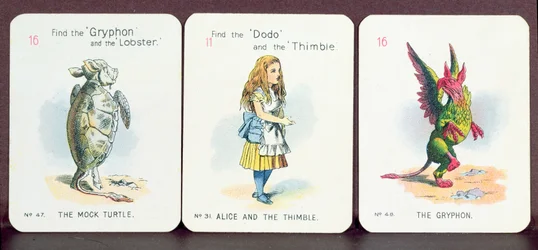 Tre "Happy Family"-kort som visar karaktärer från "Alice i Underlandet" av Lewis Carroll
