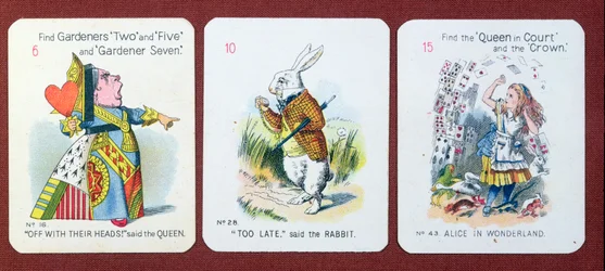 Tre "Happy Family"-kort som visar karaktärer från "Alice i Underlandet" av Lewis Carroll