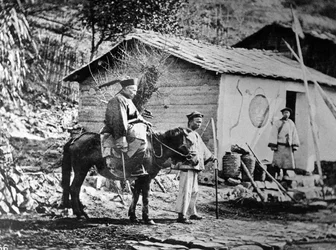 En militärmandarin till häst, ca 1871