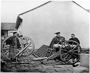Kina, artilleriofficerare och soldater ca 1870 (foto)