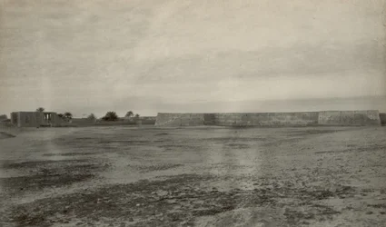 Fort, troligen VOC:s Fort Mosselstein vid Band-e Charak nära Bandar-e Lengeh i Iran