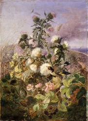 En guldfink och en fjäril bland tistlar och björnbärsblommor