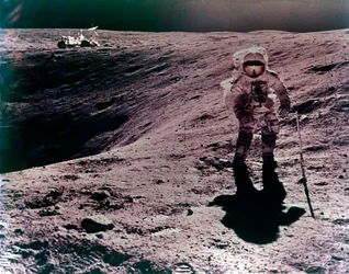 Astronaut Charles Duke vid Descartes landningsplats, Apollo 16-uppdrag, april 1972.