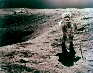 Astronaut Charles Duke vid Descartes landningsplats, Apollo 16-uppdrag, april 1972.