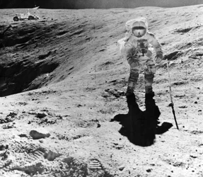 Charles Duke samlar in prover vid Descartes landningsplats under Apollo 16-uppdraget, 1972