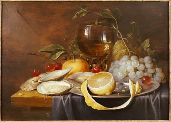 En Roemer, en skalad halv citron på en tennbricka, ostron, körsbär och en apelsin på ett draperat bord