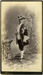 Peter Marie, Kostymbal