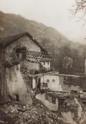 Album "Meine weltkriegs - Erinnerungen South-West Front (Kärnten, Italien, Sydtyrolen) (Mitt världskrig - minnen från sydvästra fronten i Kärnten, Italien, Trentino-Alto Adige) 31/03/1915-12/11/ 1918 - Josef Zohles Wien ": spillror av ett hus (s/v foto
