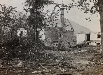 Album "Mitt världskrig - minnen av sydvästra fronten i Kärnten, Italien, Trentino-Alto Adige) 31/03/1915-12/11/1918 - Josef Zohles Wien ": spillror i Bovec (s/v foto)