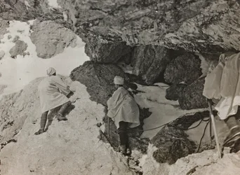 Album "Mitt världskrig - minnen av sydvästra fronten i Kärnten, Italien, Trentino-Alto Adige) 31/03/1915-12/11/ 1918 - Josef Zohles Vienna ": militärbunker i ett berg