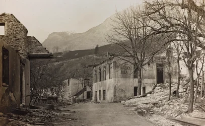 Album "Mitt världskrig - minnen av sydvästra fronten i Kärnten, Italien, Trentino-Alto Adige) 31/03/1915-12/11/1918 - Josef Zohles Wien ": spillror i Bovec (s/v foto)