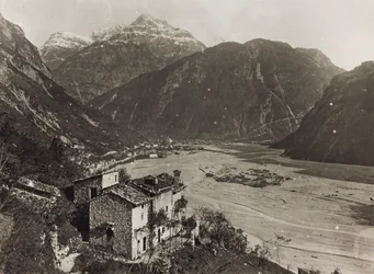 Album "Mitt världskrig - minnen av sydvästra fronten i Kärnten, Italien, Trentino-Alto Adige) 31/03/1915-12/11/1918 - Josef Zohles Vienna ": utsikt över Chiusaforte (s/v ph)