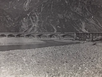 Album "Mitt världskrig - minnen av sydvästra fronten i Kärnten, Italien, Trentino-Alto Adige) 31/03/1915-12/11/1918 - Josef Zohles Wien ": militärbro över Ta