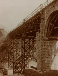 Album "Mitt världskrig - minnen av sydvästra fronten i Kärnten, Italien, Trentino-Alto Adige) 31/03/1915-12/11/1918 - Josef Zohles Wien ": rekonstruerad bro (s/v p