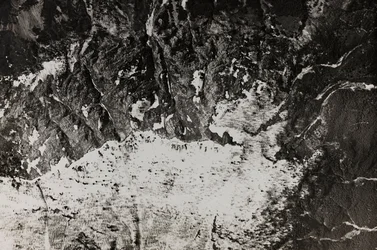 Album "Mitt världskrig - minnen av sydvästra fronten i Kärnten, Italien, Trentino-Alto Adige) 31/03/1915-12/11/1918 - Josef Zohles Wien ": flygbild över krigszonen