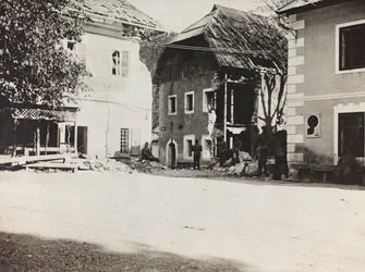 Album "Meine weltkriegs - Erinnerungen South-West Front (Kärnten, Italien, Sydtyrolen) (Mitt världskrig - minnen från sydvästra fronten i Kärnten, Italien, Trentino-Alto Adige) 31/03/1915-12/11/ 1918 - Josef Zohles Wien ": kvadrat med spillror (s/v pho