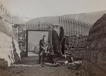 Album "Mitt världskrig - minnen av sydvästra fronten i Kärnten, Italien, Trentino-Alto Adige) 31/03/1915-12/11/ 1918 - Josef Zohles Wien ": soldat inne i en fästning (