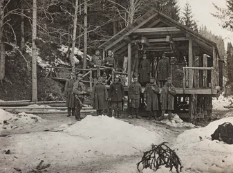 Album "Mitt världskrig - minnen av sydvästra fronten i Kärnten, Italien, Trentino-Alto Adige) 31/03/1915-12/11/ 1918 - Josef Zohles Wien ": soldater framför en kabel