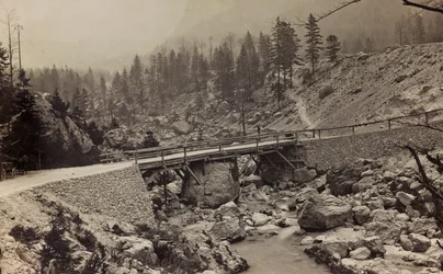 Album "Mitt världskrig - minnen av sydvästra fronten i Kärnten, Italien, Trentino-Alto Adige) 31/03/1915-12/11/1918 - Josef Zohles Wien ": militärbro över ri