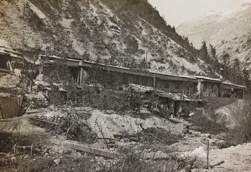 Album "Mitt världskrig - minnen av sydvästra fronten i Kärnten, Italien, Trentino-Alto Adige) 31/03/1915-12/11/ 1918 - Josef Zohles Vienna ": militärbaracker (s/v bild