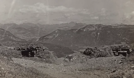 Album "Mitt världskrig - minnen av sydvästra fronten i Kärnten, Italien, Trentino-Alto Adige) 31/03/1915-12/11/ 1918 - Josef Zohles Vienna ": skyddsrum för vapen i Al