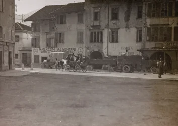 Album "Meine weltkriegs - Erinnerungen South-West Front (Kärnten, Italien, Sydtyrolen) (Mitt världskrig - minnen från sydvästra fronten i Kärnten, Italien, Trentino-Alto Adige) 31/03/1915-12/11/ 1918 - Josef Zohles Wien ": militära medel på ett torg
