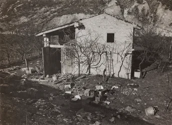 Album "Mitt världskrig - minnen av sydvästra fronten i Kärnten, Italien, Trentino-Alto Adige) 31/03/1915-12/11/ 1918 - Josef Zohles Wien ": hus (s/v foto)