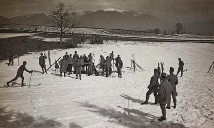 Album "Mitt världskrig - minnen av sydvästra fronten i Kärnten, Italien, Trentino-Alto Adige) 31/03/1915-12/11/ 1918 - Josef Zohles Wien ": soldater på skidor (s/v foto