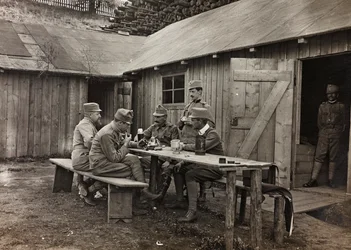 Album "Mitt världskrig - minnen av sydvästra fronten i Kärnten, Italien, Trentino-Alto Adige) 31/03/1915-12/11/ 1918 - Josef Zohles Wien ": soldater under en paus (b/