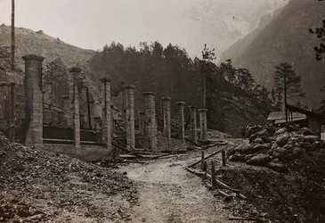 Album "Mitt världskrig - minnen av sydvästra fronten i Kärnten, Italien, Trentino-Alto Adige) 31/03/1915-12/11/ 1918 - Josef Zohles Wien ": spillror (s/v foto)