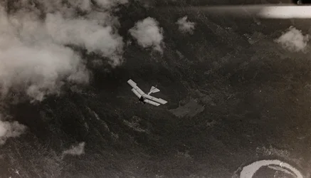 Album "Mitt världskrig - minnen av sydvästra fronten i Kärnten, Italien, Trentino-Alto Adige) 31/03/1915-12/11/ 1918 - Josef Zohles Vienna ": ett österrikiskt plan flyger över