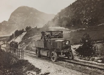 Album "Mitt världskrig - minnen av sydvästra fronten i Kärnten, Italien, Trentino-Alto Adige) 31/03/1915-12/11/1918 - Josef Zohles Wien ": militärfordon längs med