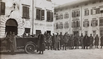 Album "Mitt världskrig - minnen av sydvästra fronten i Kärnten, Italien, Trentino-Alto Adige) 31/03/1915-12/11/ 1918 - Josef Zohles Wien ": soldater i Tolmezzo (s/v p