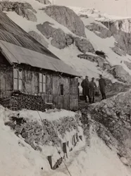 Album "Mitt världskrig - minnen av sydvästra fronten i Kärnten, Italien, Trentino-Alto Adige) 31/03/1915-12/11/1918 - Josef Zohles Wien ": militärbarack (s/v foto