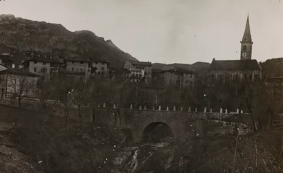 Album "Mitt världskrig - minnen av sydvästra fronten i Kärnten, Italien, Trentino-Alto Adige) 31/03/1915-12/11/1918 - Josef Zohles Wien ": utsikt över en by i Carnia