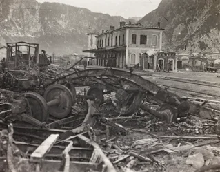Album "Meine weltkriegs - Erinnerungen South-West Front (Kärnten, Italien, Sydtyrolen) (Mitt världskrig - minnen från sydvästra fronten i Kärnten, Italien, Trentino-Alto Adige) 31/03/1915-12/11/ 1918 - Josef Zohles Wien ": spillror och metallskrot vid en