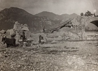 Album "Meine weltkriegs - Erinnerungen South-West Front (Kärnten, Italien, Sydtyrolen) (Mitt världskrig - minnen från sydvästra fronten i Kärnten, Italien, Trentino-Alto Adige) 31/03/1915-12/11/ 1918 - Josef Zohles Wien ": spillror av en bro över