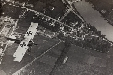 Album "Mitt världskrig - minnen av sydvästra fronten i Kärnten, Italien, Trentino-Alto Adige) 31/03/1915-12/11/ 1918 - Josef Zohles Vienna ": flygplansinspektion (s/v ph)
