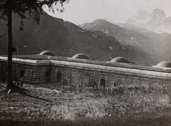 Album "Mitt världskrig - minnen av sydvästra fronten i Kärnten, Italien, Trentino-Alto Adige) 31/03/1915-12/11/1918 - Josef Zohles Wien ": en italiensk fästning (s/v pho